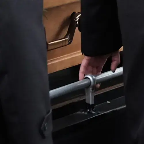 Friedhofsausstattung: Sargwagen und Griffe Ausstattung für den Friedhof: Sargwagen, Sarggriffe, Grabkreuze und weitere Friedhofstechnik.
